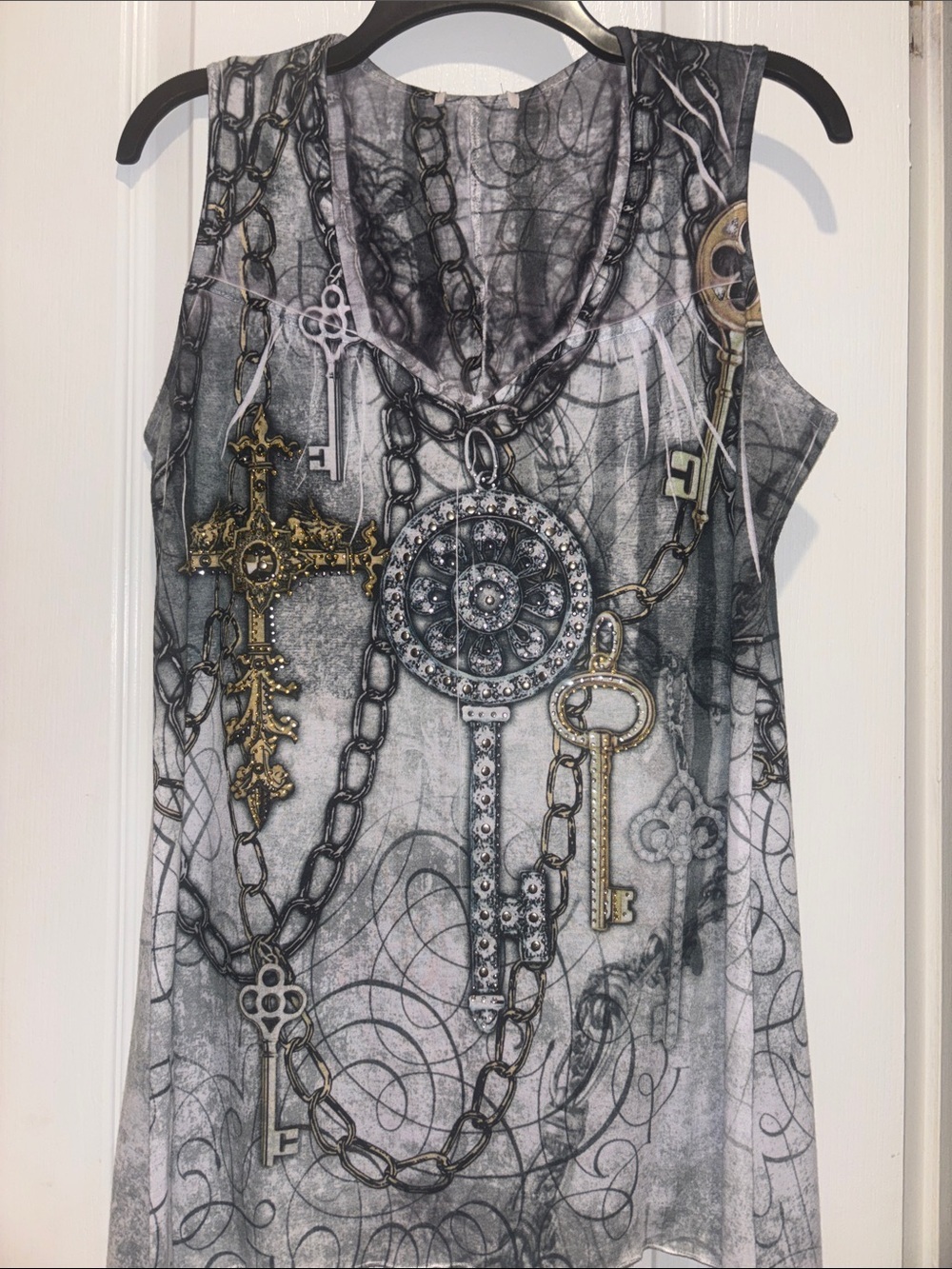 CACHE BRAND GREY BLACK SLEEVELESS TOP CHAIN CROSS KEY DESIGN SHARK-BITE HEM
